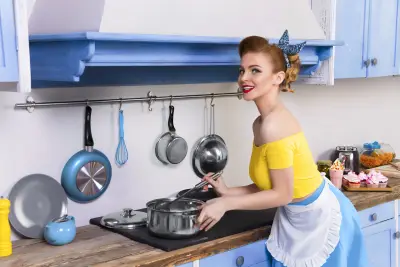Домохозяйка на кухне — фотосессия на кухне