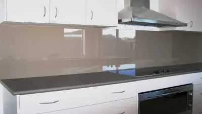 Фартук из прозрачного стекла для кухни