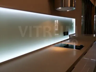 Стеклянный фартук для кухни с подсветкой