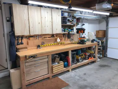 Рабочее пространство на верстаке в гараже — верстак wood workshop