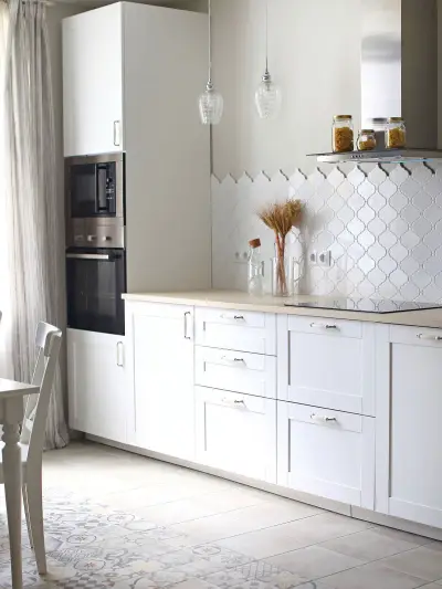 Белая кухня в интерьере — кухня белый кафелем
