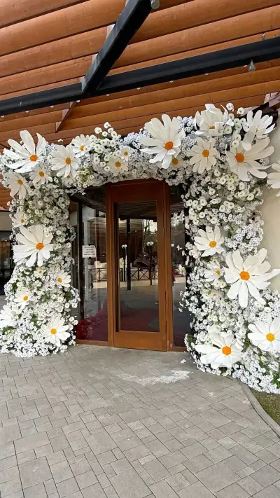 Украшение входной группы — фотозона с ромашками