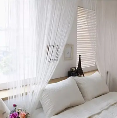 Интерьер с тюлем и нитяными шторами — белые нитяные шторы