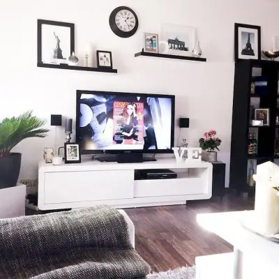 Полка над телевизором на стене — интерьер гостинной