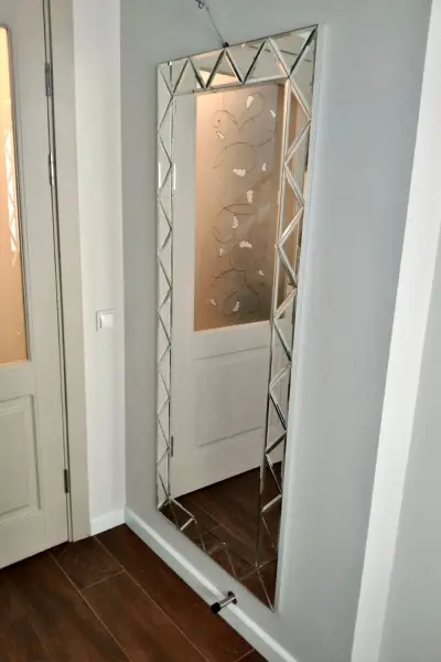 Зеркало на стене в прихожей — зеркальное панно