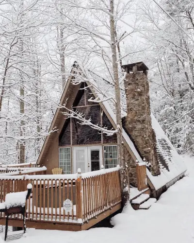 Домик зимний — треугольный дом зимой в лесу