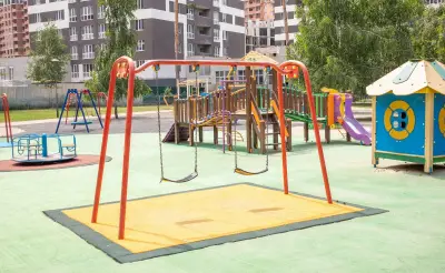 Двор с детской площадкой — детская площадка