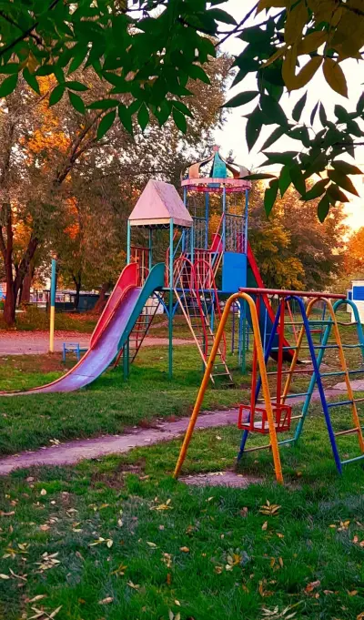 Парк с детской площадкой — детская площадка