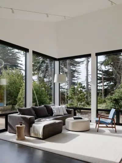 Гостиная с панорамными окнами в частном доме — интерьер гостинной