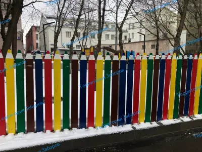 Забор из деревянных досок — детский забор