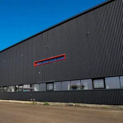 Промышленные секционные ворота spu 67 thermo hormann — фасад промышленного здания