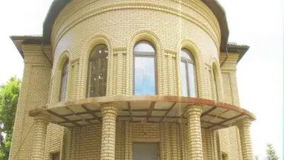Угол дома из кирпича — фасад из кирпича
