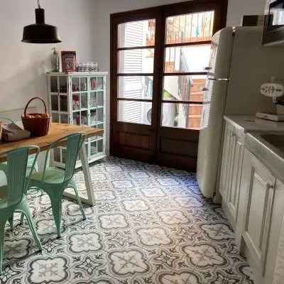 Орнамент из плитки aparici tango на полу веранды — плитка для летней кухни на пол
