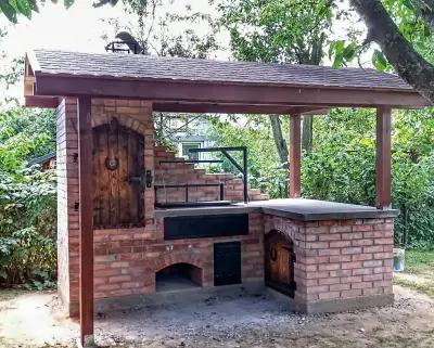Зона барбекю на даче — летняя кухня с мангалом из кирпича